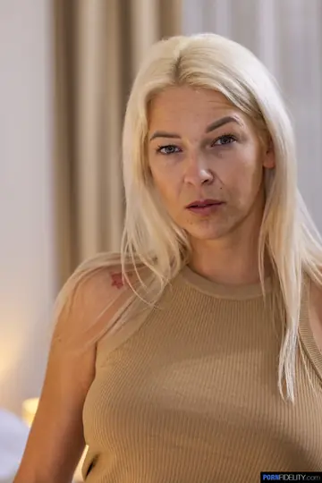 Karol Lilien – Blonde Czech MILF Strips and Spreads Her Pussy