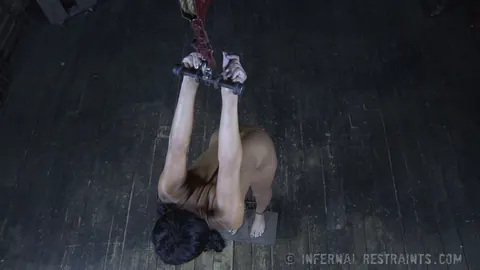 London RIver: PAWG Brunette in Bondage Spreads Outdoors – photo 2 of 14