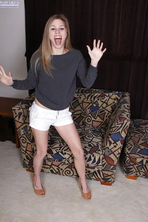 Kassie Kensington: Blonde Reveals Her Hairy Pussy After Ditching Shorts – photo 1 of 16