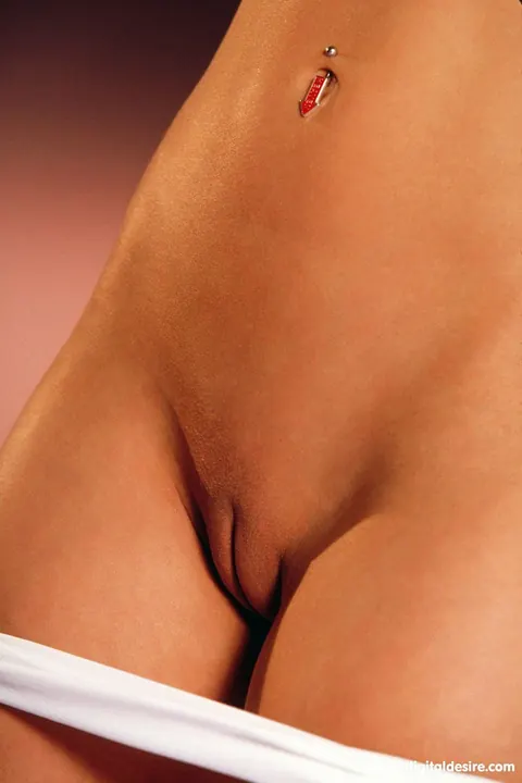 Paris Dahl: Blonde Babe Undresses and Poses Nude Showing Her Small Natural Tits – photo 10 of 21