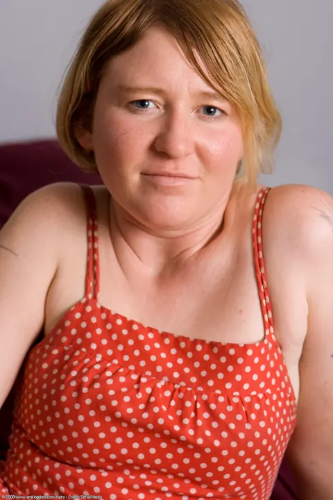 Short-Haired Curvy Babe Spreads to Show Hairy Pits and Tits – photo 1 of 20