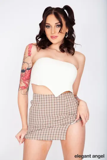 Jennifer White – Tall Tattooed Brunette Fucks and Kisses Her Partner