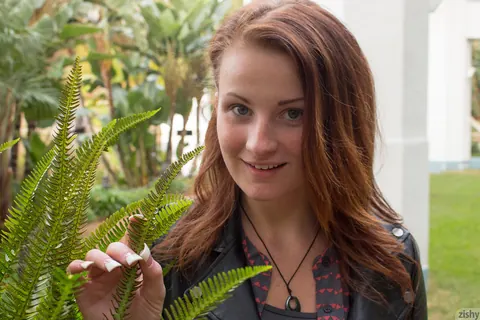Emmy Sinclair: Pale Redhead with Big Natural Tits Flashes Her Breasts Outdoors – photo 3 of 12