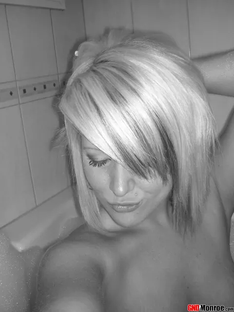Blonde PAWG Spreads Her Ass in the Bathroom Mirror – photo 5 of 12