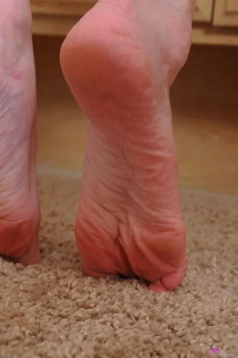 Amy Quinn: Petite Amateur Blonde Worships Her Feet in Socks – photo 16 of 20