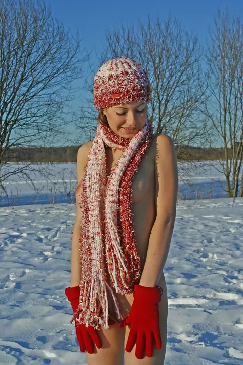 Dasha G: Tall Pale Redhead Poses Nude and Spreads in the Snow – photo 1 of 17