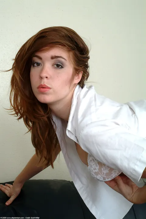 Woman Undresses and Poses Fully Nude for Gallery Set – photo 14 of 21