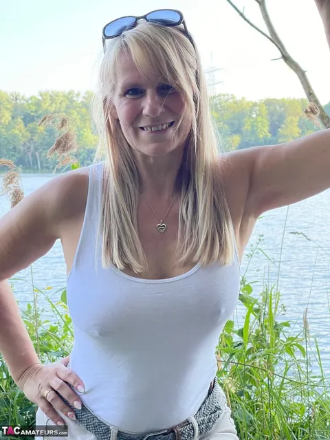 Sweet Susi: Mature Blonde MILF in Jeans Spreads Her Hairy Pussy Outdoors – photo 5 of 16