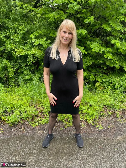 Sweet Susi: Mature Blonde MILF in Jeans Spreads Her Hairy Pussy Outdoors – photo 6 of 16