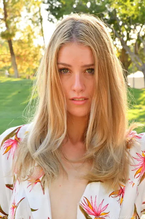 Mazzy: Blonde Hikes Up Her Robe and Fists Her Pussy Outdoors – photo 4 of 15