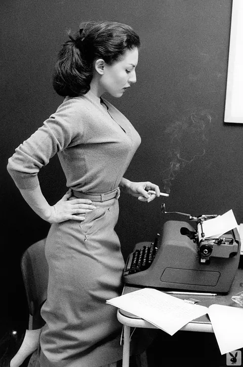 Alice Denham: Busty Brunette with Short Hair Shows Her Natural Tits – photo 3 of 11