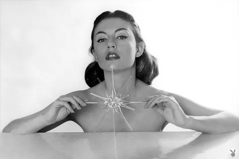 Alice Denham: Busty Brunette with Short Hair Shows Her Natural Tits – photo 4 of 11