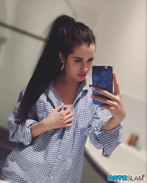 Cassie Fire: Brunette European Shows Lingerie in Selfies – photo 1 of 11