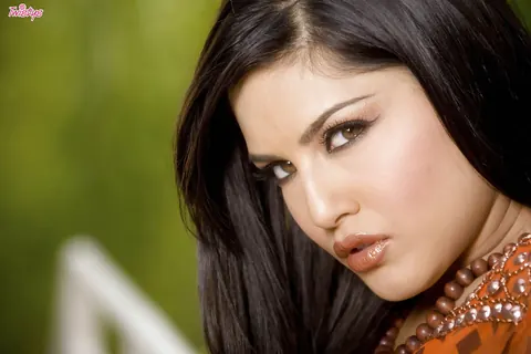 Sunny Leone: Busty Asian MILF in Boots Masturbates with a Dildo Outdoors – photo 7 of 16