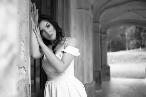 Woman in a Dress and Heels Poses for Glamour Set – photo 5 of 15