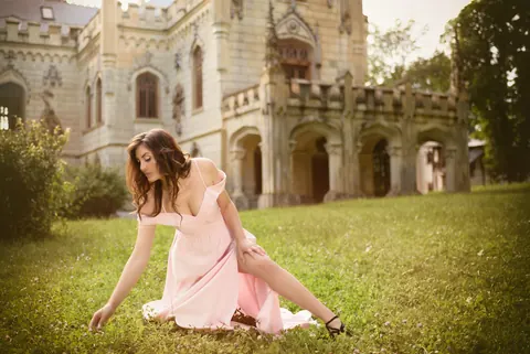 Woman in a Dress and Heels Poses for Glamour Set – photo 9 of 15