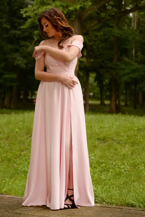 Woman in a Dress and Heels Poses for Glamour Set – photo 2 of 15