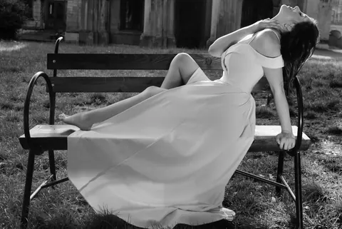 Woman in a Dress and Heels Poses for Glamour Set – photo 14 of 15