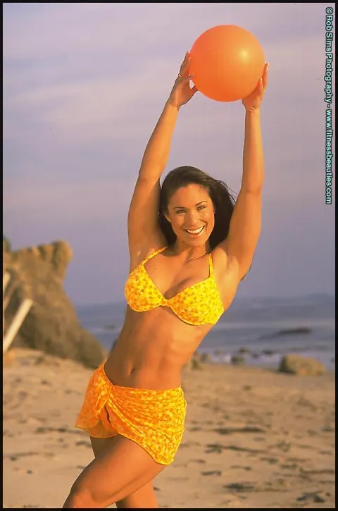 Brunette Flaunts Her Curves in a Bikini on the Beach – photo 15 of 15