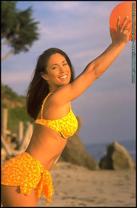 Brunette Flaunts Her Curves in a Bikini on the Beach – photo 14 of 15