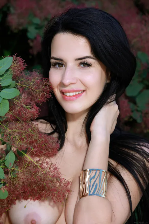 Lola Marron: Tall Ukrainian Brunette Poses Nude in the Open Air – photo 18 of 21