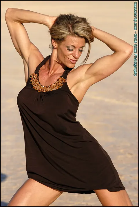 Tracy Weller: Blonde PAWG Bodybuilder Poses in a Bikini and Heels – photo 15 of 15