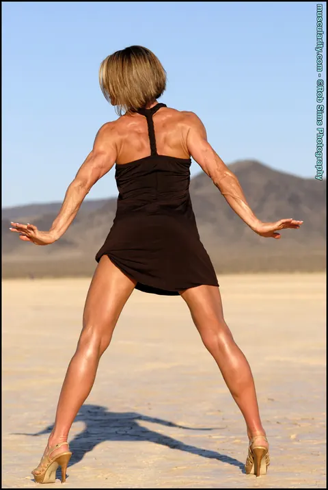 Tracy Weller: Blonde PAWG Bodybuilder Poses in a Bikini and Heels – photo 12 of 15