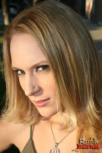 Kelly Wells – Slim Blonde MILF Takes Interracial Anal in a Threesome