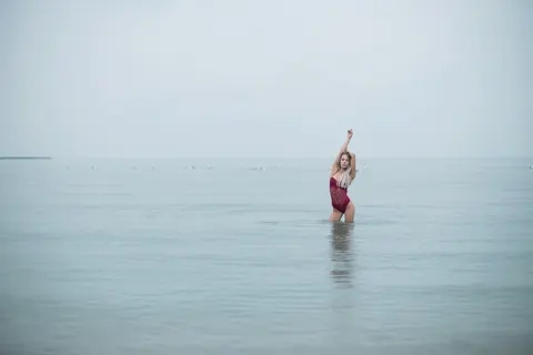 Caroline Mayer: Blonde in a Bikini and Glasses Shows Tattoo on the Beach – photo 6 of 15