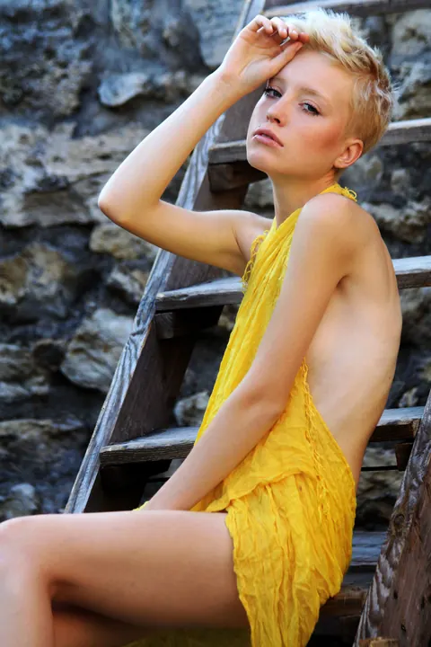 Short-Haired Skinny Woman Kisses Outdoors – photo 2 of 21
