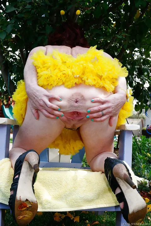 Dirtygardengirl: Thick MILF Spreads Her Ass and Pussy Outdoors – photo 12 of 16