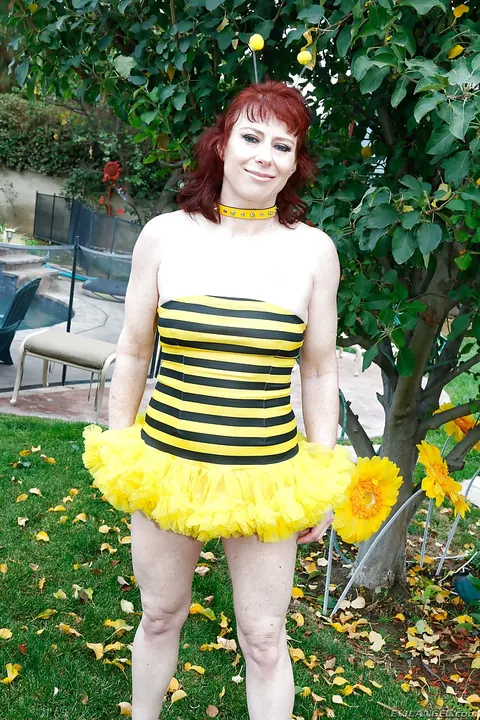Dirtygardengirl: Thick MILF Spreads Her Ass and Pussy Outdoors – photo 1 of 16