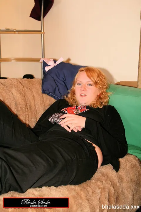 Curvy Redhead MILF Strips Sweatshirt to Reveal Black Bra – photo 10 of 15