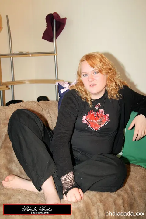 Curvy Redhead MILF Strips Sweatshirt to Reveal Black Bra – photo 4 of 15