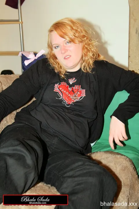 Curvy Redhead MILF Strips Sweatshirt to Reveal Black Bra – photo 8 of 15