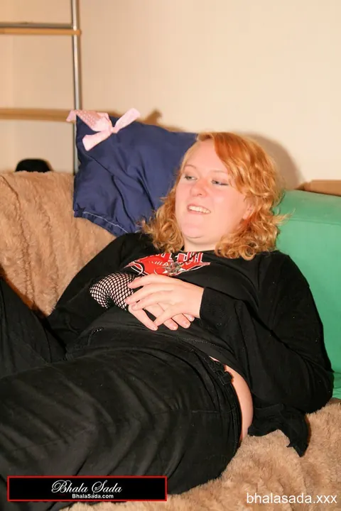 Curvy Redhead MILF Strips Sweatshirt to Reveal Black Bra – photo 9 of 15