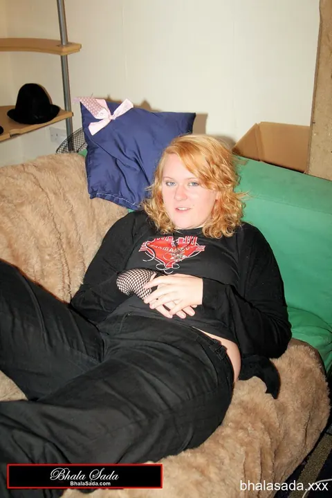 Curvy Redhead MILF Strips Sweatshirt to Reveal Black Bra – photo 12 of 15