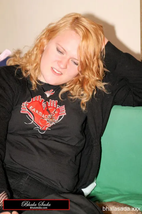 Curvy Redhead MILF Strips Sweatshirt to Reveal Black Bra – photo 6 of 15