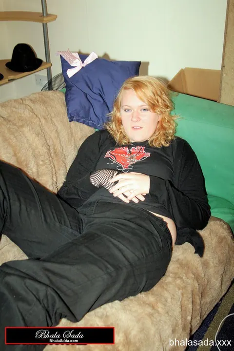 Curvy Redhead MILF Strips Sweatshirt to Reveal Black Bra – photo 11 of 15