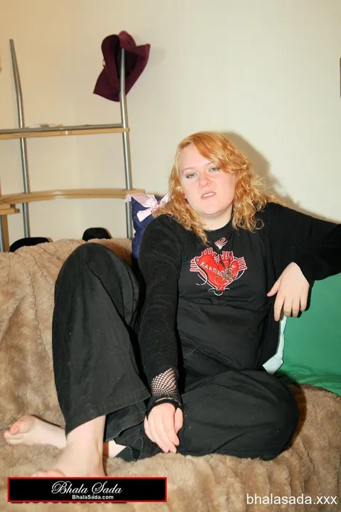 Curvy Redhead MILF Strips Sweatshirt to Reveal Black Bra – photo 5 of 15