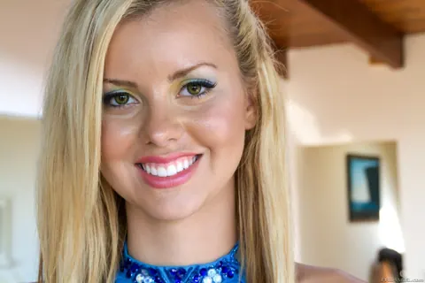 Jessie Rogers: Thick Blonde Latina Poses in Latex and Shows Her Big Ass – photo 2 of 15