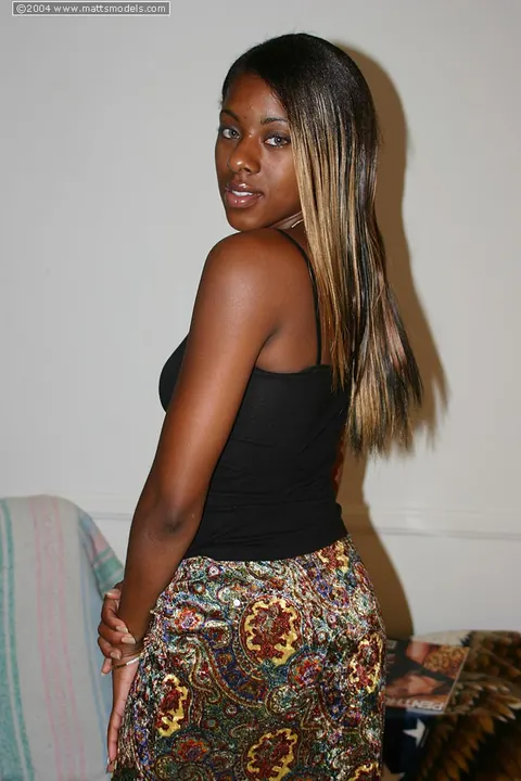 Ebony Woman Strips Out of Her Skirt and Heels – photo 3 of 16