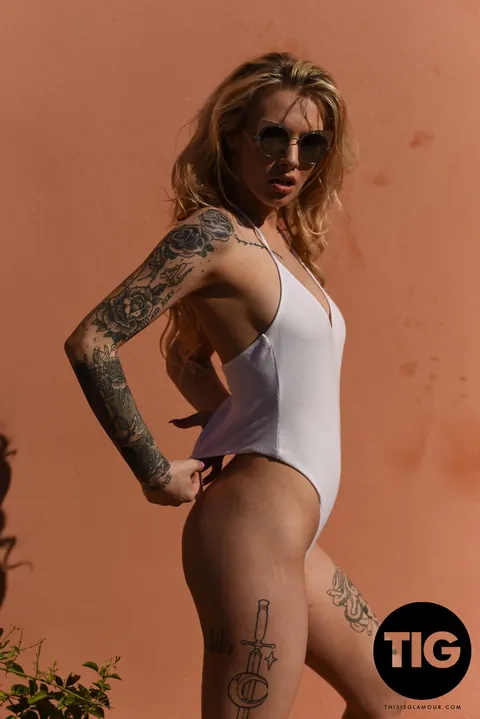 Saskia Valentine: British PAWG Strips Out of Her Bikini Outdoors – photo 11 of 21