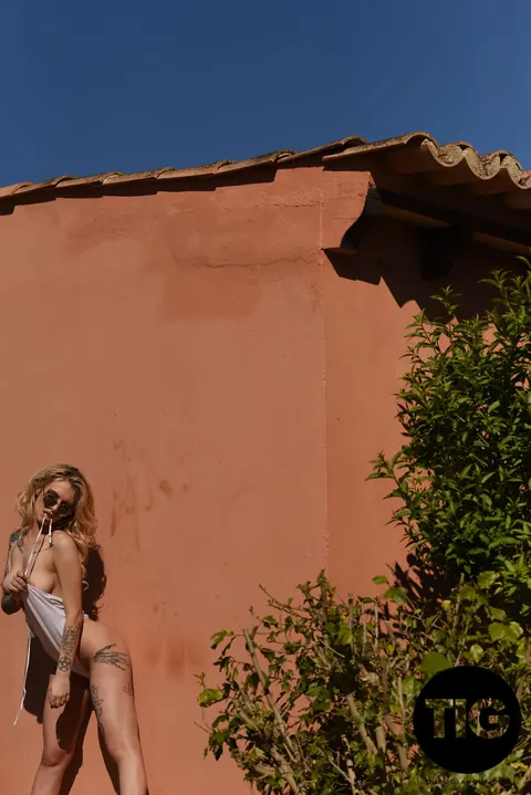 Saskia Valentine: British PAWG Strips Out of Her Bikini Outdoors – photo 16 of 21