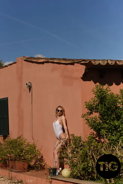 Saskia Valentine: British PAWG Strips Out of Her Bikini Outdoors – photo 2 of 21
