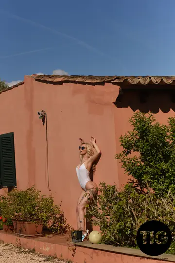 Saskia Valentine – British PAWG Strips Out of Her Bikini Outdoors