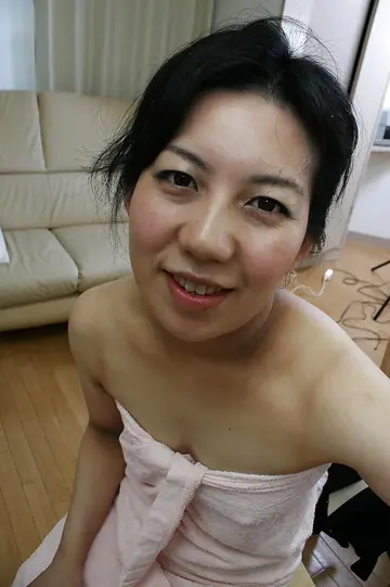 Japanese MILF Fingers Her Hairy Pussy in the Bathroom