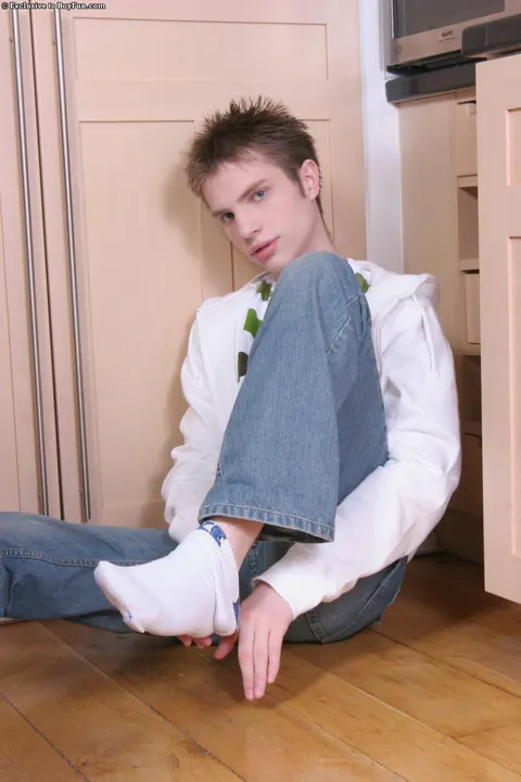 Man Strips Nude and Poses for the Camera – photo 4 of 21