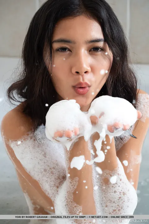 Thai Woman Oils Her Shaved Body and Spreads in the Bath – photo 4 of 18