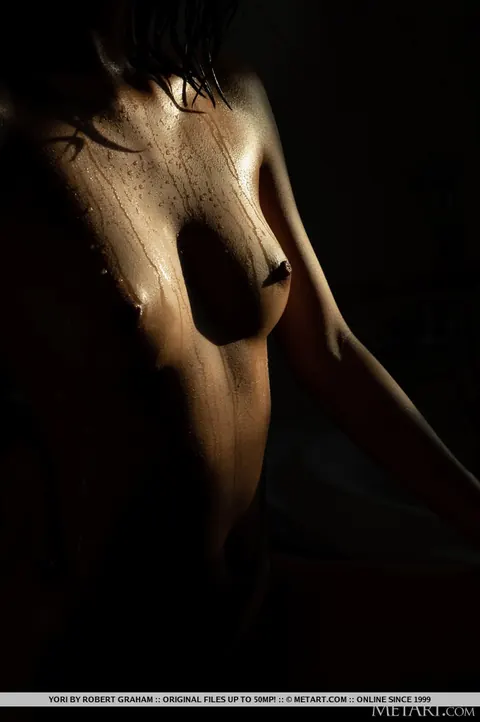 Thai Woman Oils Her Shaved Body and Spreads in the Bath – photo 12 of 18